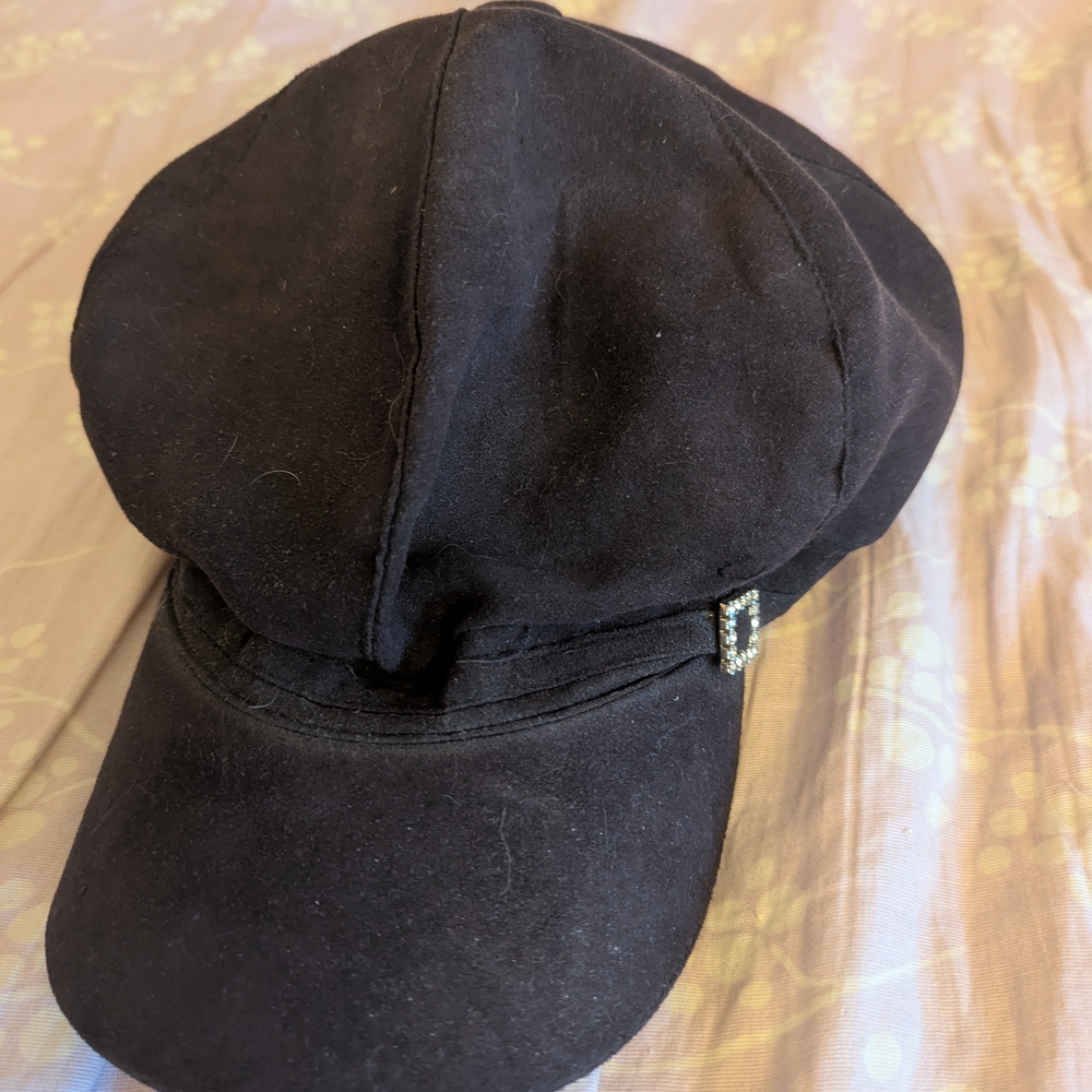 Elegant Pageboy Black Cap with Decorative Accent